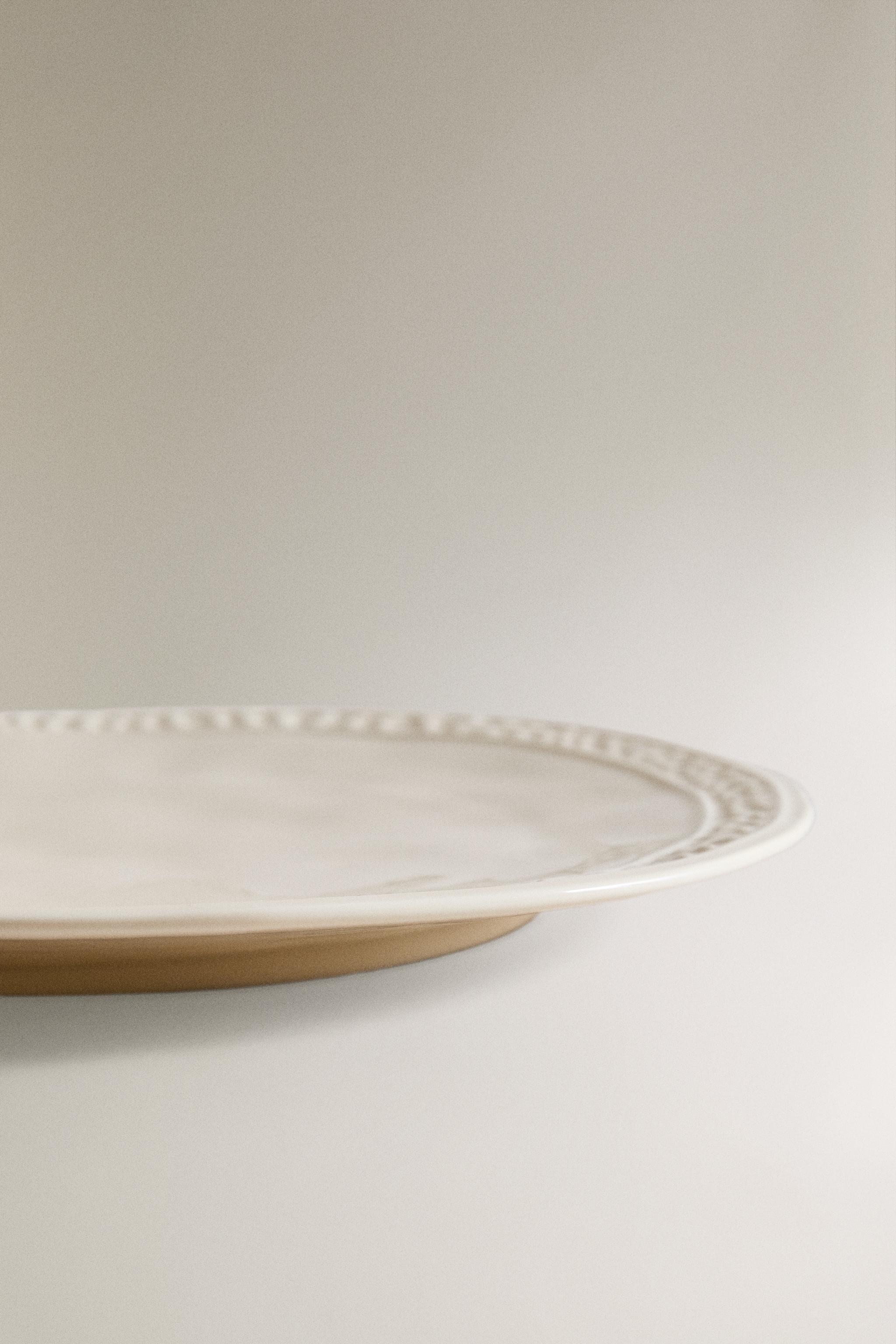 STONEWARE DESSERT PLATE WITH RAISED DESIGN